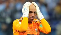 Kiper Argentina Willy Caballero tengah menghadapi caci maki penggemar akibat blundernya saat menghadapi Kroasia di Piala Dunia 2018. Sebelumnya, garis rambutnya menunjukkan perjuangan keras Caballero melawan kebotakan.  (Foto: Elsa/Getty Images)