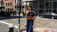 Inilah salah satu gayanya saat traveling yang fashionable. Ia sering mengunggah momennya di akun Instagram pribadi (dualipa/Instagram)