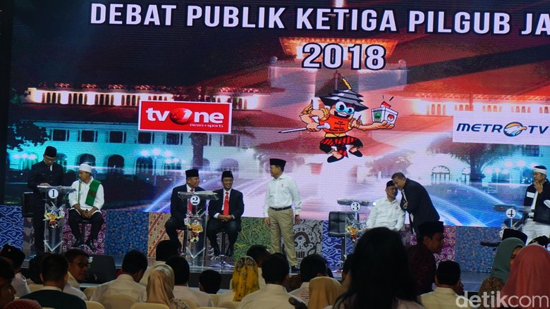 Momen Keakraban 4 Paslon di Panggung Final Debat Pilgub Jabar Momen Keakraban 4 Paslon di Panggung Final Debat Pilgub Jabar