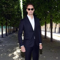 Di saat para selebriti muncul dengan busana urban bergaya streetwear, aktor Alexander Skarsgard memilih gaya yang konservatif. Ia mengenakan setelan formal berjas lengkap dengan kacamata hitamnya. (Foto: Getty Images)
