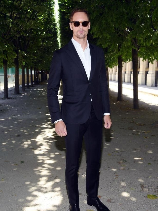 Di saat para selebriti muncul dengan busana urban bergaya streetwear, aktor Alexander Skarsgard memilih gaya yang konservatif. Ia mengenakan setelan formal berjas lengkap dengan kacamata hitamnya. (Foto: Getty Images)