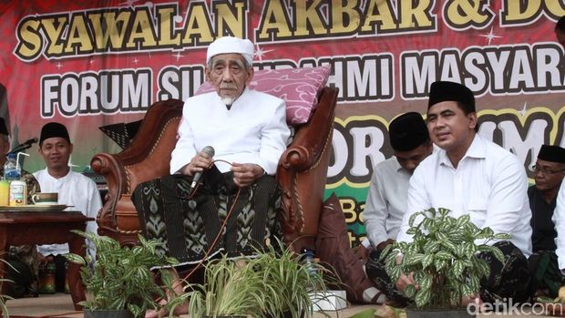 KH Maimoen Zubair saat menghadiri Syawalan Akbar dan Doa Bersama Forum Silaturrahmi Masyarakat Magelang.