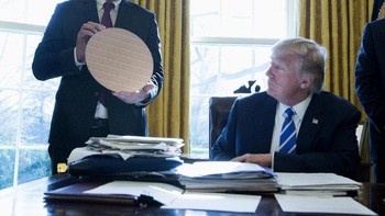 Saat mengunjungi Donald Trump di Gedung Putih pada februari 2017 di mana Brian mengumumkan bahwa Intel akan membangun pabrik senilai USD 7 miliar di Arizona. Foto: Getty Images