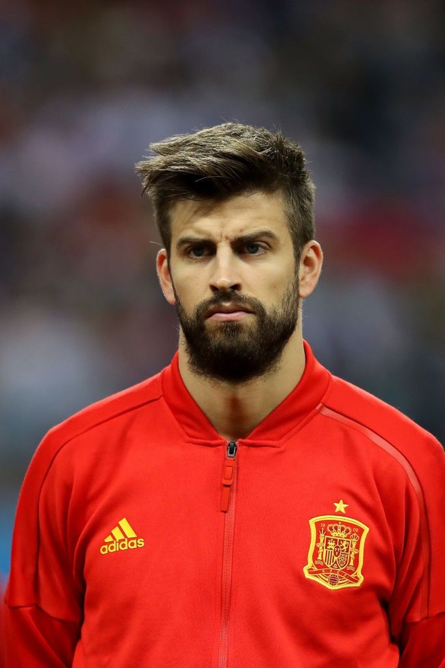 Pembela tim Spanyol, Gerard Pique, menjadikan jenggot dan kumis sebagai salah satu gaya khasnya. Termasuk ketika ia berlaga di Piala Dunia 2018, Rabu (20/6/2018). Foto: Getty Images