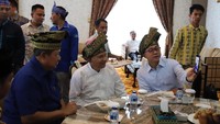 Pertemuan itu terjadi di Lounge Bandar Udara Syarief Kasim II, Pekanbaru, Kamis (21/6). Pertemuan itu tak sengaja, sebab Zulkifli Hasan dan Amien Rais sedang akan take off sementara SBY baru saja mendarat. (dok. Istimewa)