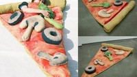 Nah yang ini juga bentuknya pizza namun beda versi. Kali ini kasur pizzanya hanya buat seorang saja. Saat tidur di atasnya, kamu seperti jadi toppingnya juga. Foto: Istimewa