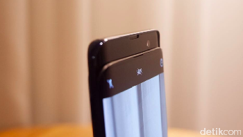 Ketika membuka aplikasi kamera atau akan membuka ponsel dengan pemindai wajah, modul tersebut akan muncul dengan cepat. Oppo mengklaim kecepatan munculnya hanya 0,5 detik. Foto: Adi Fida Rahman/detikinet