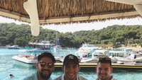 Berlibur disebuah pulau bersama teman dan keluarga, Mateo memesan cocktail segar dengan gelas buah nanas untuk melepas dahaga. Foto: Instagram @mateokovacic8