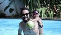 Nemu foto lama waktu masih brengosan, tulis bapak tiga anak ini sambil memegang kelapa hijau yang kelihatannya segar. Foto: Instagram @dwisasono