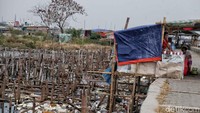 Pantai yang dulu menjadi destinasi wisata populer bagi warga Jakarta ini justru perlahan-lahan semakin memprihatinkan karena kurang baiknya pengelolaan pemerintah daerah dalam mengelola dan minimnya kesadaran masyarakat untuk tidak membuang sampah sembarangan yang berakibat mencemari lingkungan.