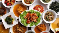 Kalau mau makan yang sedap mengenyangkan, mampirlah ke Padang Merdeka. Ada nasi hangat dengan aneka lauk Minang menanti. Mulai dari dendeng batokok, ayam gulai, sayur nangka dan jengkol gulai. Warna-warni deretan lauk ini cantik difoto! Foto: Instagram padangmerdeka