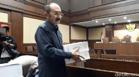 Fredrich tampak memamerkan pleidoinya (Foto: Faiq Hidayat/detikcom)
