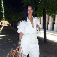 Saat terjun ke industri musik menjadi penyanyi profesional, usia Rihanna baru 16 tahun. Ia pun hanya lulusan SMP. Meski tak menyelesaikan pendidikan SMAnya, Rihanna kini jadi penyanyi sukses dan pengusaha kosmetik.  Foto: Getty Images