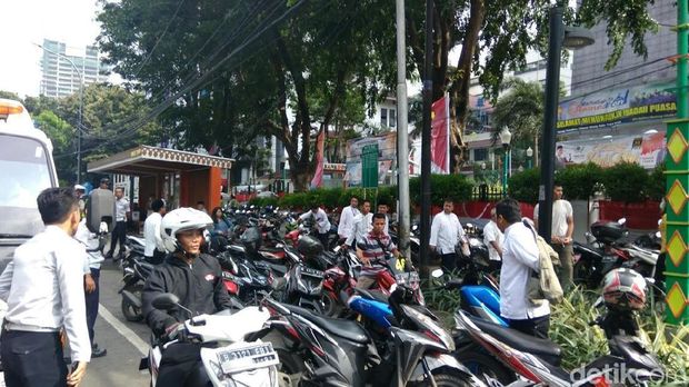 Petugas Dishub meminta kendaraan diparkir di IRTI Monas