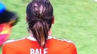 Pesepak bola yang kini merumput di Real Madrid yaitu Gareth Bale pernah tertangkap kamera memiliki rambut yang jarang di kepala bagian belakang ketika sedang dikuncir. Salah seorang sumber melaporkan kepada The Sun, Gareth telah mencoba untuk menutupi kebotakannya dengan kunciran. (Foto: Twitter)