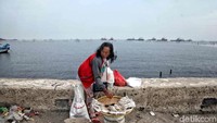 Meski tak seindah dulu, masih banyak warga sekitar yang menggantungkan hidup dengan berjualan berbagai pernak-pernik kepada para pengunjung yang datang berwisata ke Pantai Marunda.