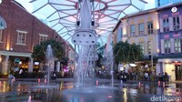 Kawasan Clarke Quay berada persis di seberang pusat perbelanjaan Clarke Quay. Kawasan ini melingkar dengan titik tengah yang ditandai dengan taman air mancur yang cantik banget. (Bonauli/detikTravel)