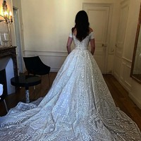 Tak heran memang melihat cantiknya gaun rancangan desainer kenamaan tersebut yang penuh detail. Gaun tersebut didekorasi dengan renda hingga batu mulia. Foto: Instagram