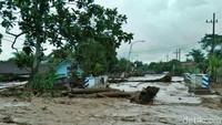 Banjir bandang mengaliri tiga sungai di Kecamatan Songgon/Foto: Ardian Fanani