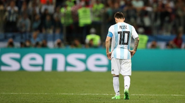 Gestur Lionel Messi dalam laga melawan Kroasia menunjukkan sang bintang seperti sedang menghadapi banyak tekanan (Foto: Clive Brunskill/Getty Images) Gestur Lionel Messi dalam laga melawan Kroasia menunjukkan sang bintang seperti sedang menghadapi banyak tekanan (Foto: Clive Brunskill/Getty Images)