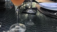 Pria 34 tahun ini menuliskan tagar #whynot untuk foto segelas cocktail di hadapannya. Kelihatan segar ya? Foto: Instagram f6nte