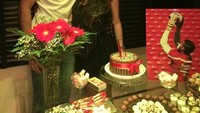 Bersama istrinya, Natalia Becker, keduanya berpose mesra di depan banyak kue manis. Seperti tengah merayakan sesuatu ya. Foto: instagram @alissonbecker