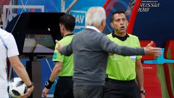 Jika wasit utama sibuk melihat RRA, maka hakim garis atau petugas lain yang bertanggung jawab dalam meladeni protes dari pemain atau pelatih. Foto: REUTERS