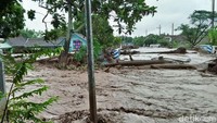 Longsoran batu dan kayu dari lereng gunung terbawa air masuk ke hulu tiga sungai/Foto: Ardian Fanani