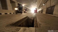 Hilangnya penutup lubang gorong-gorong ini tentu dapat membahayakan pengendara yang melintasi underpass Mampang-Kuningan.