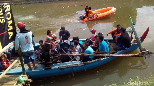 Suasana tradisi Lomban Praon di Kudus.