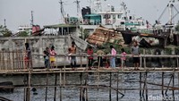 Kurangnya kesadaran untuk menjaga lingkungan dan akses jalan ke lokasi pantai yang masih belum bagus membuat pantai yang dulu populer ini berubah menjadi kumuh dan tak terawat.