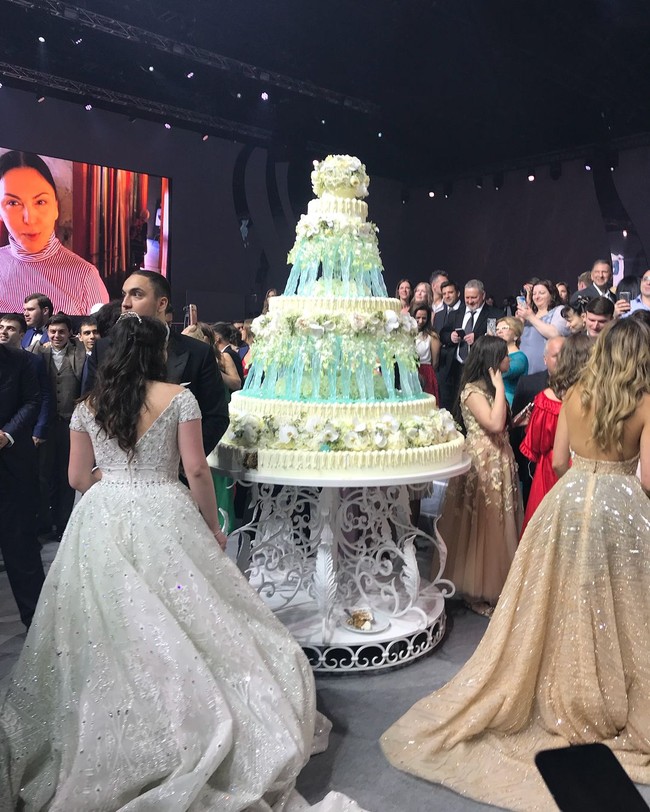 Ia juga pernah mengaku syok ketika pertama kali naik pesawat karena sebelumnya selalu naik jet pribadi. Foto: Instagram