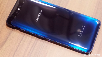 Find X mengusung desain panoramik yang dipadukan material kaca di bodinya, menciptakan siluet cahaya yang apik. Pada bagian pinggiran bodi diberikan sentuhan 3D glass yang halus agar menciptakan kenyamanan saat digenggam. Foto: Adi Fida Rahman/detikinet