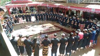 Dalam upacara Mabadong, menampilkan tarian yang dilakukan oleh sekelompok orang yang disebut Pabadong (penari) yang sambil bernyanyi. (Muhammad Taufiqqurrahman/detikTravel)