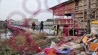 Tak jarang ada saja pengunjung yang datang untuk berwisata ke pantai ini bersama keluarga. Berwisata murah meriah, begitu sebutannya saat para pengunjung datang ke Pantai Marunda.