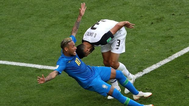 Neymar tidak saja piawai mengolah bola, tetapi juga berakting.