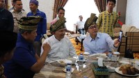 Zulkifli Hasan terlihat menunjukkan sebuah foto dari ponselnya kepada Amien Rais dan SBY. Ketiga tokoh itupun tertawa bersama.  (dok. Istimewa)
