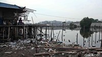Tapi masa itu sudah lama berlalu. Saat ini, banyaknya sampah, pemukiman padat penduduk, dan berkurangnya jumlah pohon menyebabkan pantai bersejarah ini terlihat kumuh dan seperti tempat pembuangan sampah yang gersang.