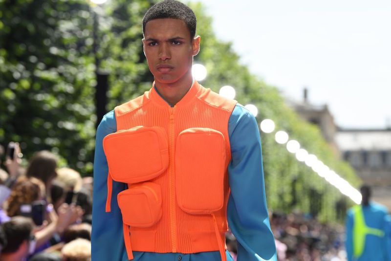 Virgil Abloh 'Off White' di Louis Vuitton PARIS, FRANCE - JUNE 21: A model (bag detail) walks the runway during the Louis Vuitton Menswear Spring/Summer 2019 show as part of Paris Fashion Week on June 21, 2018 in Paris, France. (Photo by Pascal Le Segretain/Getty Images)