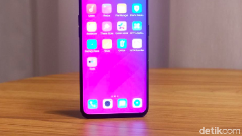 Penampakan depan Oppo Find X versi Glacier Blue. Foto: Adi Fida Rahman/detikinet