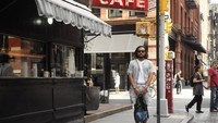 Sedang ada di SoHo, manhattan. Bapak keren ini berfoto di area kafe-kafe kekinian. Foto: Instagram @dwisasono