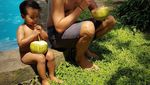 Serunya Dwi Sasono Bersama Keluarga Saat Makan Kelapa Muda Hingga Bubur Ayam