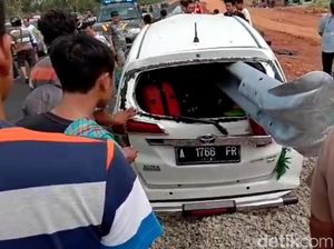 Nahas, Mobil Rusak Parah Tertembus Besi Pembatas Tol