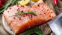 Ikan salmon, makarel, sarden, dan tuna kaya akan asam lemak omega 3 yang bisa membuat kulit bersinar alami serta menjaga kekenyalan dan kelembaban kulit. Vitamin E yang ada juga bantu sembuhkan luka. Sehingga ampuh atasi jerawat dan iritasi kulit. Foto: iStock