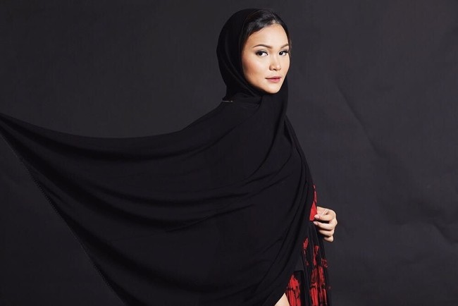 Dinda Shafay dikenal sebagai Youtuber atau vlogger yang rutin mengunggah konten tentang kecantikan. Wanita berusia 17 tahun itu pandai merias wajah hingga padu padan busana. Foto: Instagram/DindaShafay