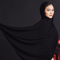 Dinda Shafay dikenal sebagai Youtuber atau vlogger yang rutin mengunggah konten tentang kecantikan. Wanita berusia 17 tahun itu pandai merias wajah hingga padu padan busana. Foto: Instagram/DindaShafay