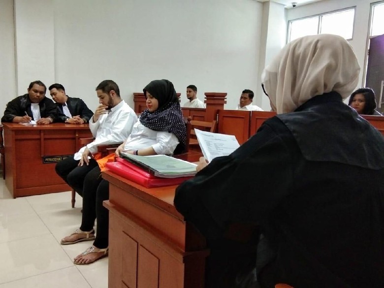 Berdampingan dengan Kekasih, Dhawiya Sudah Jalani Sidang Perdana Narkoba Berdampingan dengan Kekasih, Dhawiya Sudah Jalani Sidang Perdana Narkoba