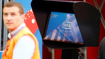 Video assistant referee (VAR) merupakan teknologi yang dapat membantu wasit dalam mengambil keputusan dalam pertandingan sepak bola. Foto: REUTERS