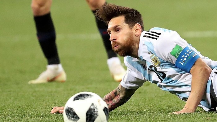 Soccer Football - World Cup - Group D - Argentina vs Croatia - Nizhny Novgorod Stadium, Nizhny Novgorod, Russia - June 21, 2018   Argentinas Lionel Messi goes down under the challenge of Croatias Ivan Strinic    REUTERS/Lucy Nicholson
