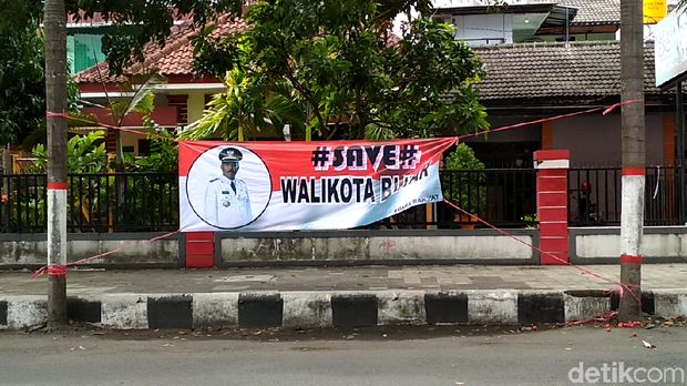 Spanduk itu bertagar #Save# Samanhudi